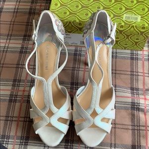 Gianni Bini Size 8.5, White/Ivory Embellished heel